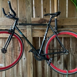 2022 N/A Straight black acute Black and Red