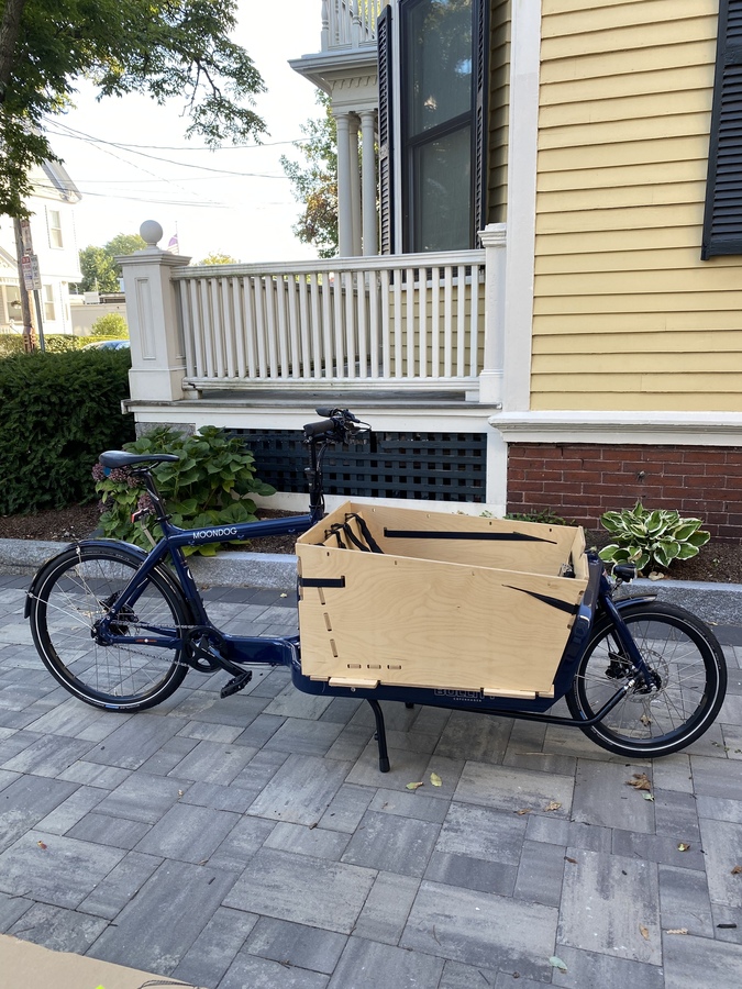 2022-larry-vs-harry-cargo-bike-front-storage