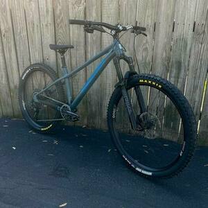 2022 Santa Cruz Chameleon 8 AL MX 22 MD Frame Blue