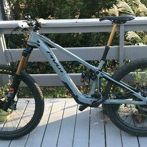 2023 Pivot Shuttle SL Green