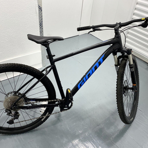 2022 Giant Talon 1 Black and Blue