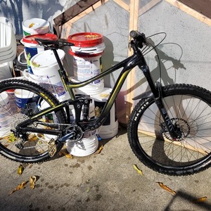 2021 Giant Reign 2 Black and Green