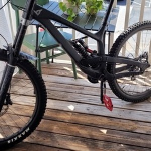 2021 YT Tues Black and Silver, gray or bare metal