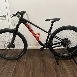 2023 Trek Roscoe 8 Silver, gray or bare metal and Orange