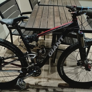 Giant Anythemx29 Black, White, and Red