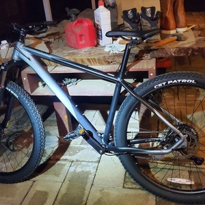 2022 Kent 22910 Silver, gray or bare metal and Black