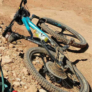 2019 Giant Intrigue Advanced 2 Medium frame Blue and Black