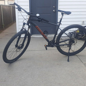 2022 Giant Talon 2 Silver, gray or bare metal