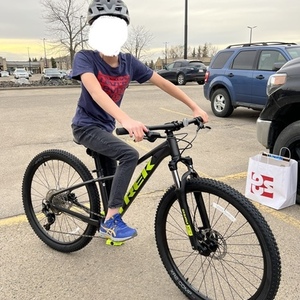 2022 Trek Marlin 6 Xs 27.5 Matte Dnister Black Black and Green