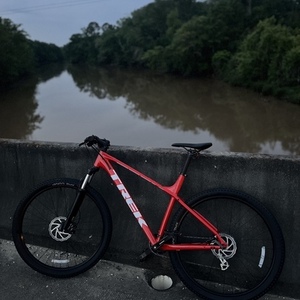 2023 Trek Marlin 5 gen 2 (XL) Red