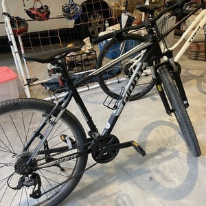 2022 Giant 27.5 Medium Black