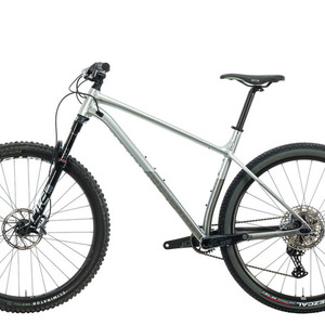 2022 Specialized Fuse M4 Silver, gray or bare metal