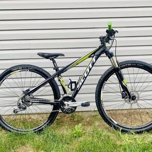 2015 SCOTT Mountain Black, Green, and White