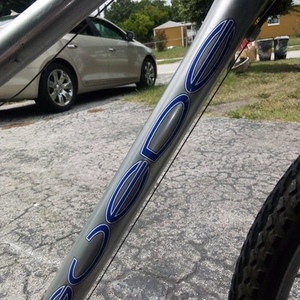 Giant Suede Silver, gray or bare metal