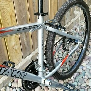 2023 Giant Boulder SE Silver, gray or bare metal