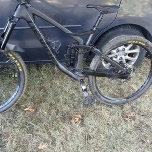 2022 Devinci Full suspension Silver, gray or bare metal and Black