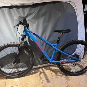 GT Bicycles gt stomper ace 26 inch tire Blue and Orange