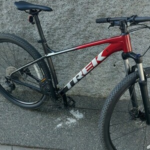 2022 Trek Marlin 6 Gen 2 Black and Red