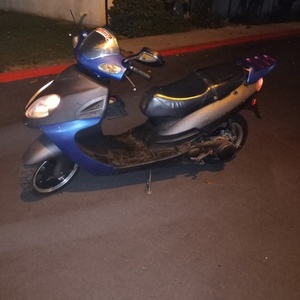 2008 Jonway 8JNYCO.15FG scooter (not electric) Blue and Silver, gray or bare metal