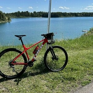 2022 Trek Mountain BIKE Red and White