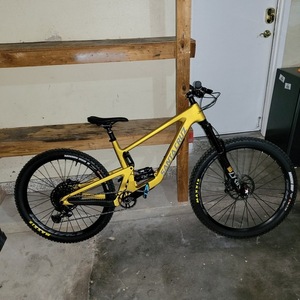 2022 Santa Cruz Bronson C Yellow or Gold