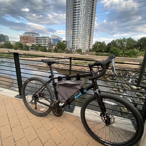 2023 Salsa Journeyer Black and Blue