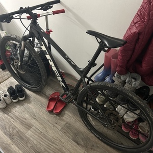 2022 Trek TREK Marlin5 XL Black