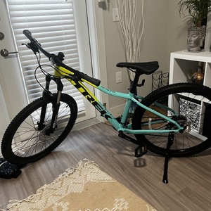 2023 Trek Marlin 5 Blue