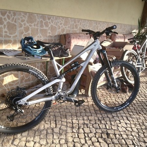 2022 YT M Silver, gray or bare metal