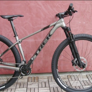 2018 Trek Pro caliber 8 Silver, gray or bare metal