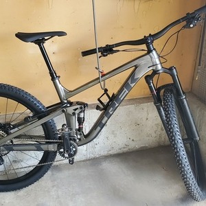 2024 Trek Top Fuel 8 XT Silver, gray or bare metal