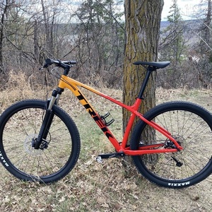 2023 Trek Marlin 7 Red