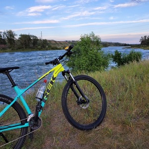 2022 Trek Marlin 5 Green and Blue