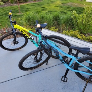 2022 Trek Marlin 5 Green and Blue
