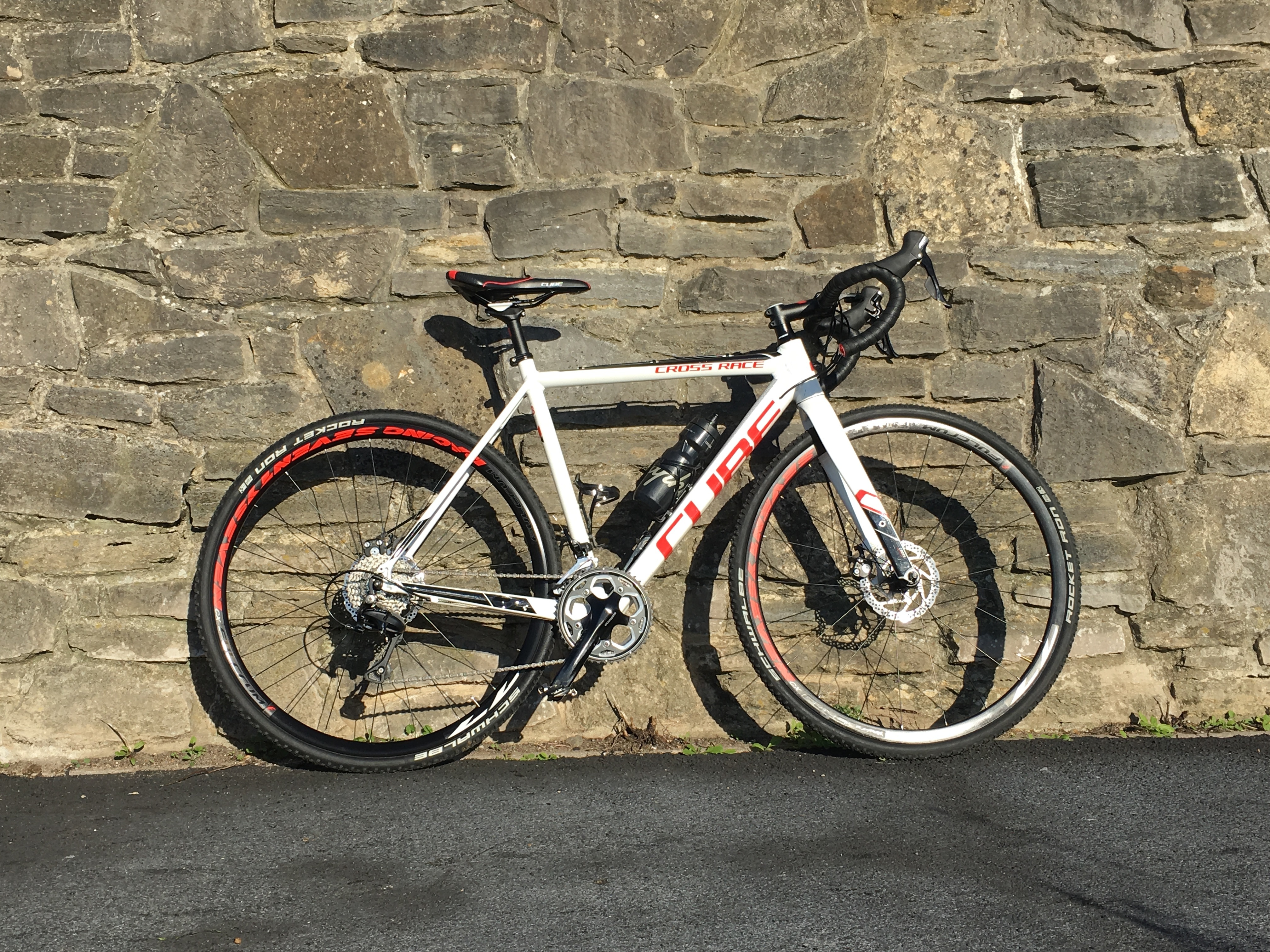 cube cross race black n red