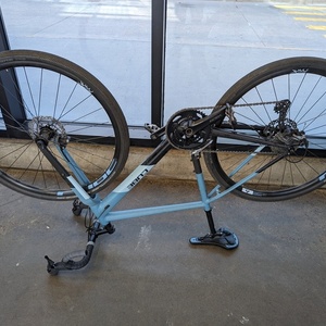 Cube Race integrated cable routing Blue