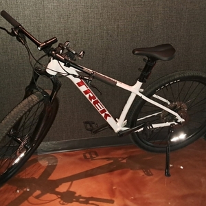 2023 Trek XCALIBER 8 White and Red