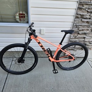 2024 Trek Marlin 4 (Gen 2) Hardtail Mountain Bi... Pink