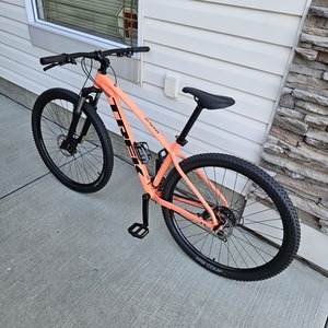 2024 Trek Marlin 4 (Gen 2) Hardtail Mountain Bi... Pink