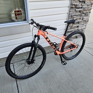 2024 Trek Marlin 4 (Gen 2) Hardtail Mountain Bi... Pink