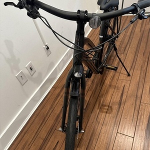 2022 Trek District 4 EQ Stagger US Black and Silver, gray or bare metal