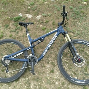 2016 Rocky Mountain Bicycles Thunderbolt 750 Blue and White