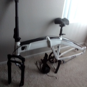 Aventón White, Black, and Silver, gray or bare metal