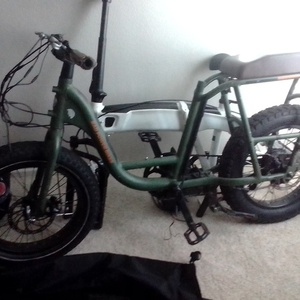 Aventón White, Black, and Silver, gray or bare metal