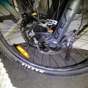 2023 Giant Stance 2 Black y Stickers tape or other cover-up