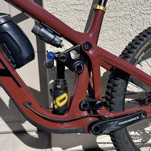 2022 Pivot FireBird Red