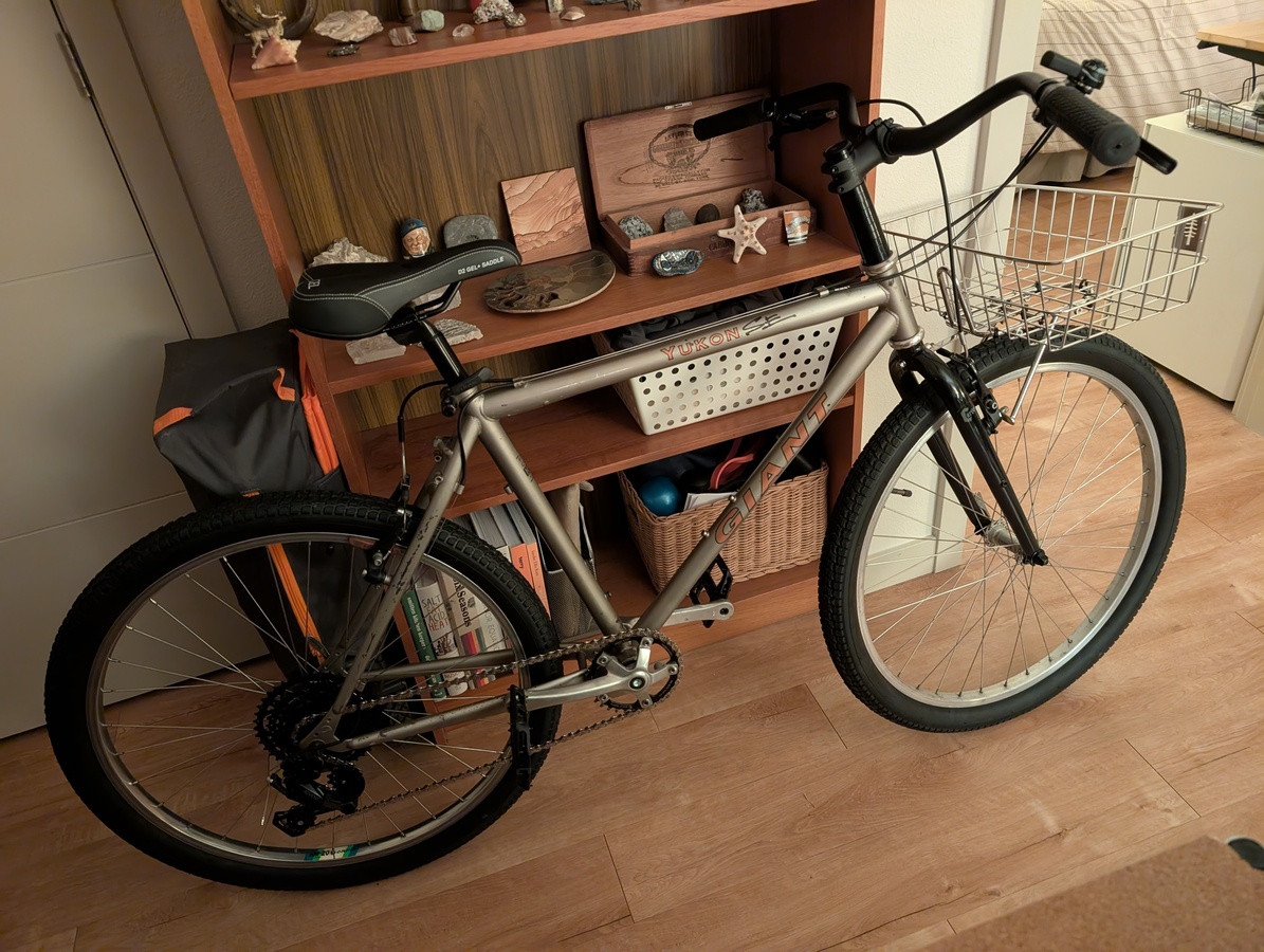 nutra giant bicycle Toledo - Giant Nutra hybrid, $150; 21-speed, steel butted tubing