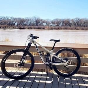 2022 Pivot Small Carbon frame White