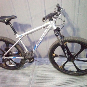 GT Bicycles Avalanche All Terra 3.0 Silver, gray or bare metal