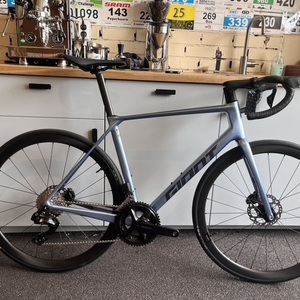 2025 Giant TCR Advanced 0 Blue en Silver, gray or bare metal